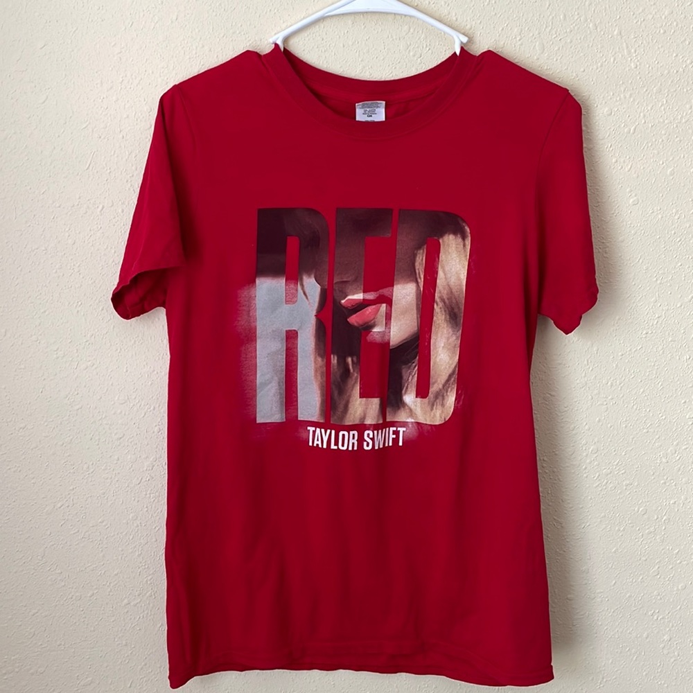 RED - Taylor Swift Men’s Small T-Shirt